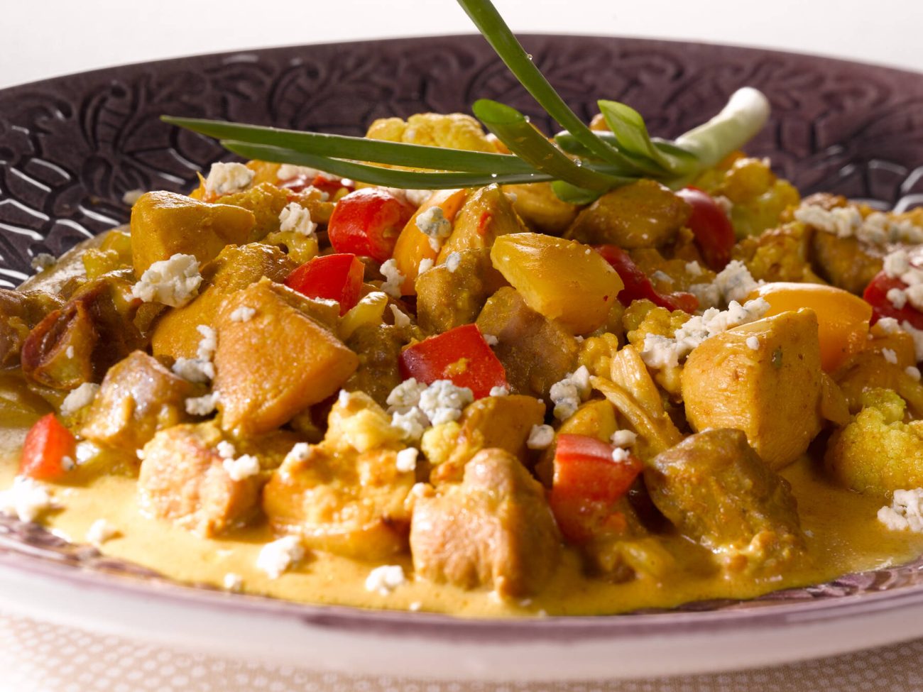 Värikäs liha-kasvispannu muurikassa