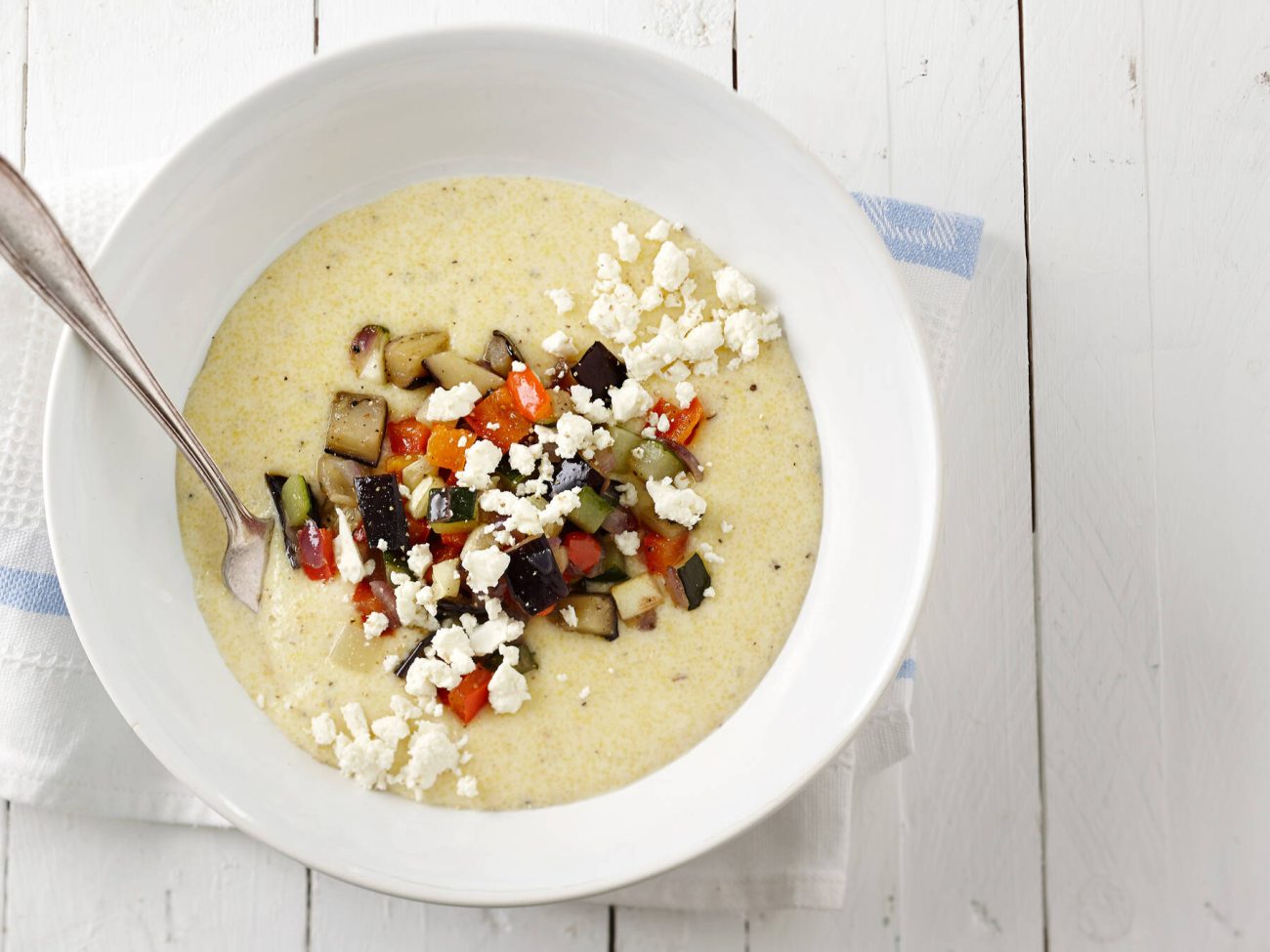 Salviapolenta grillatuilla kasviksilla