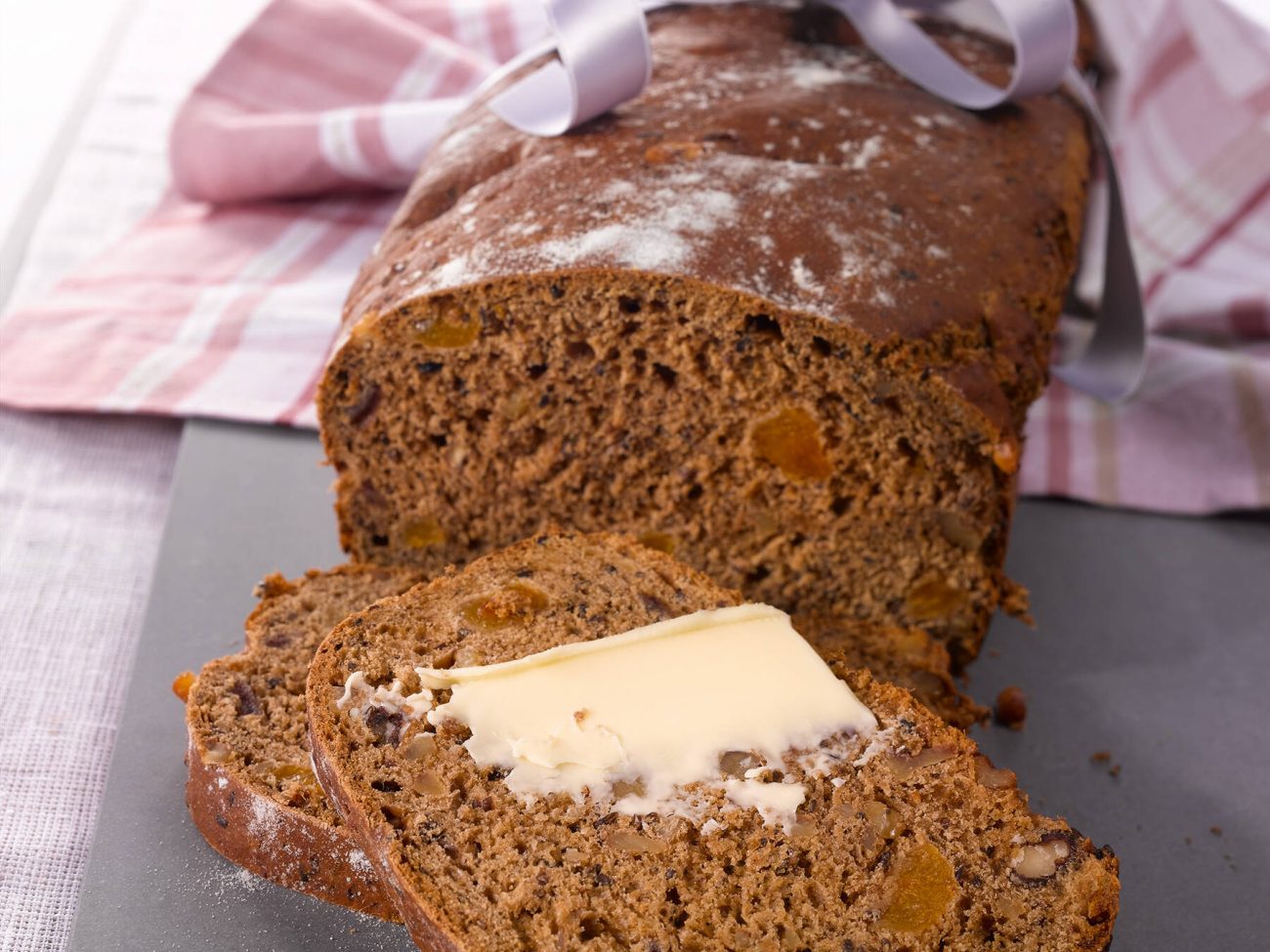 Pähkinäinen juhlaleipä