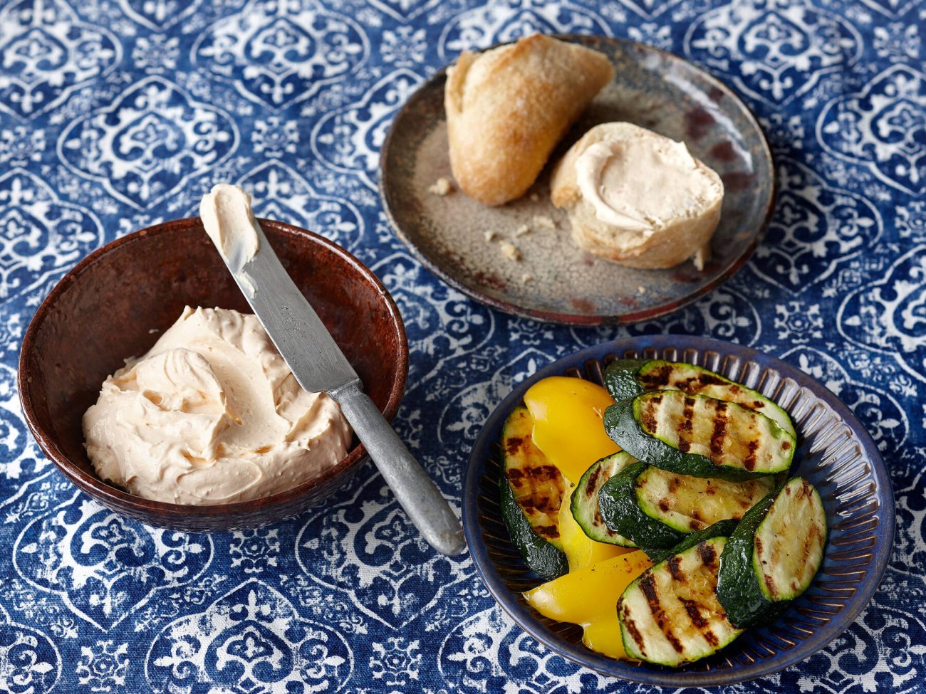 Vaahdotettu yrtti-salaattijuustolevite