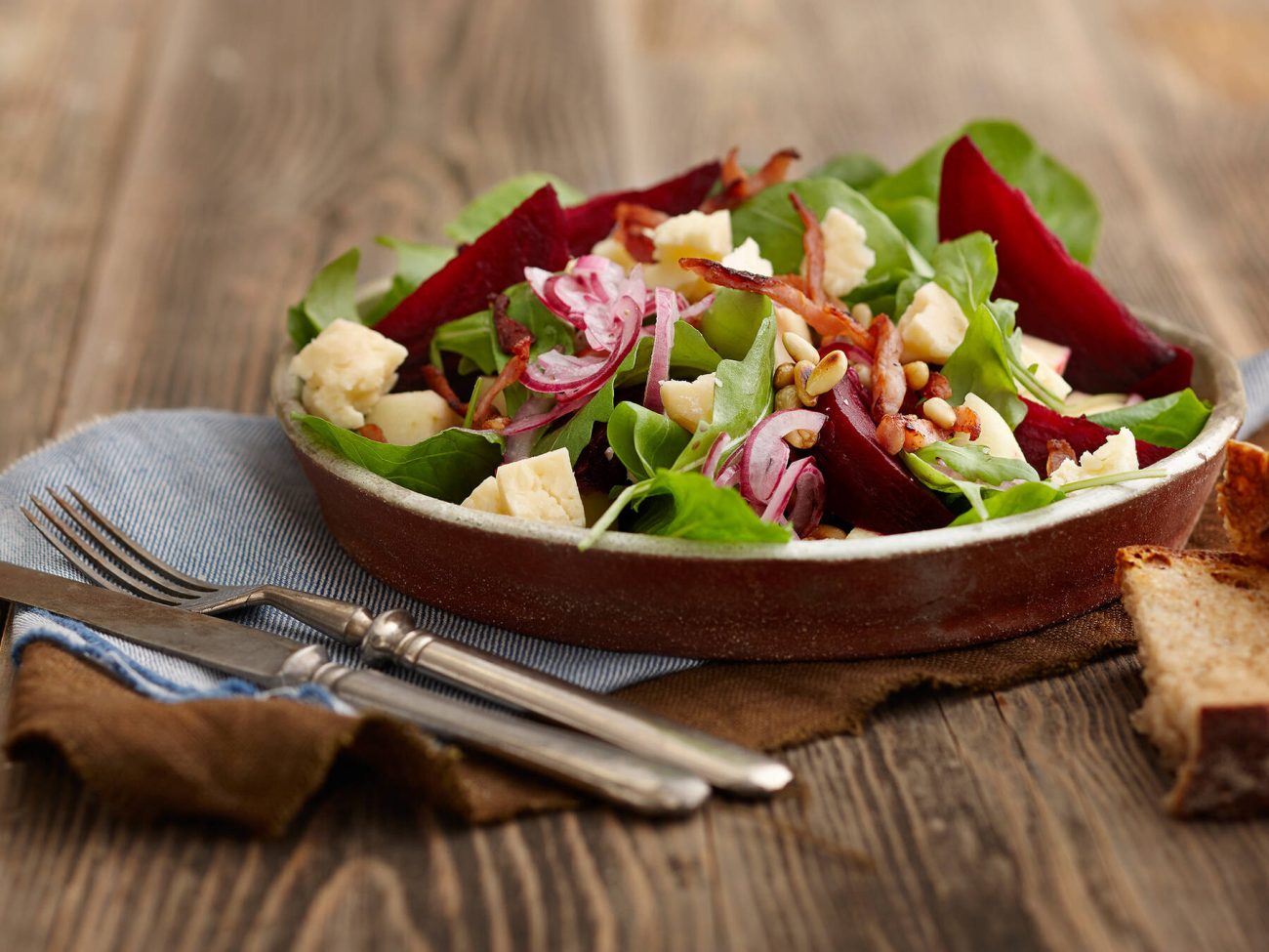 Punajuuri-cheddarsalaatti