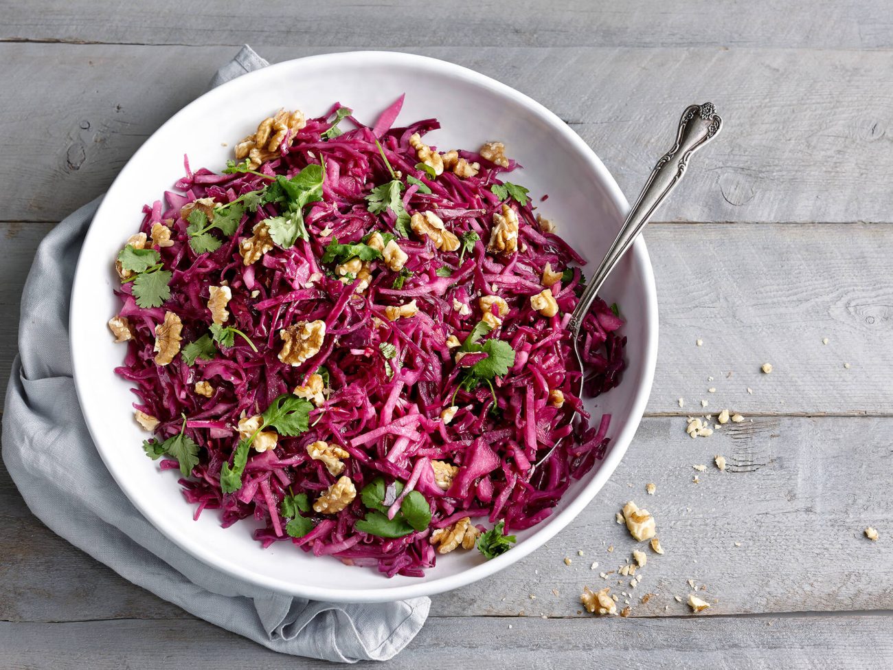 Marinoitu punakaali-pähkinäsalaatti