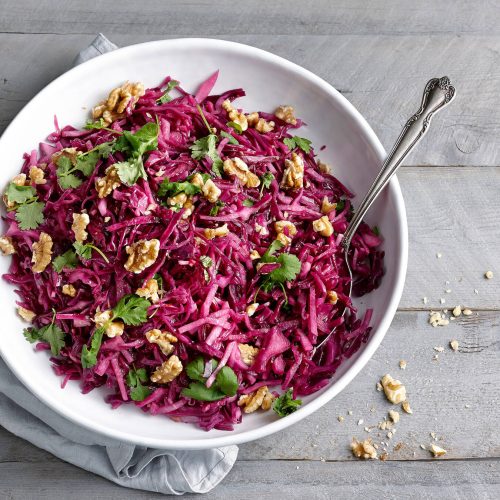 Marinoitu punakaali-pähkinäsalaatti