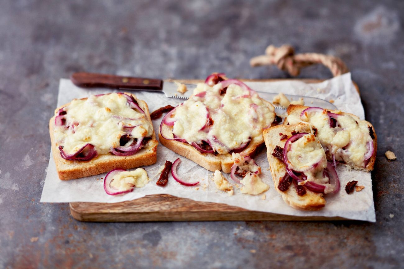 Lämpimät mozzarella-sipulileivät