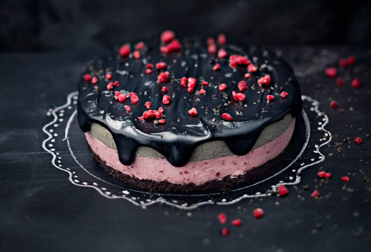 Lakritsi-vadelmamoussekakku