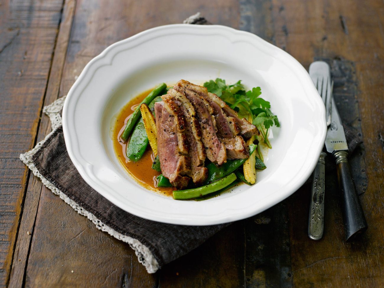 Ankanrintaa ja kasviksia misokastikkeessa