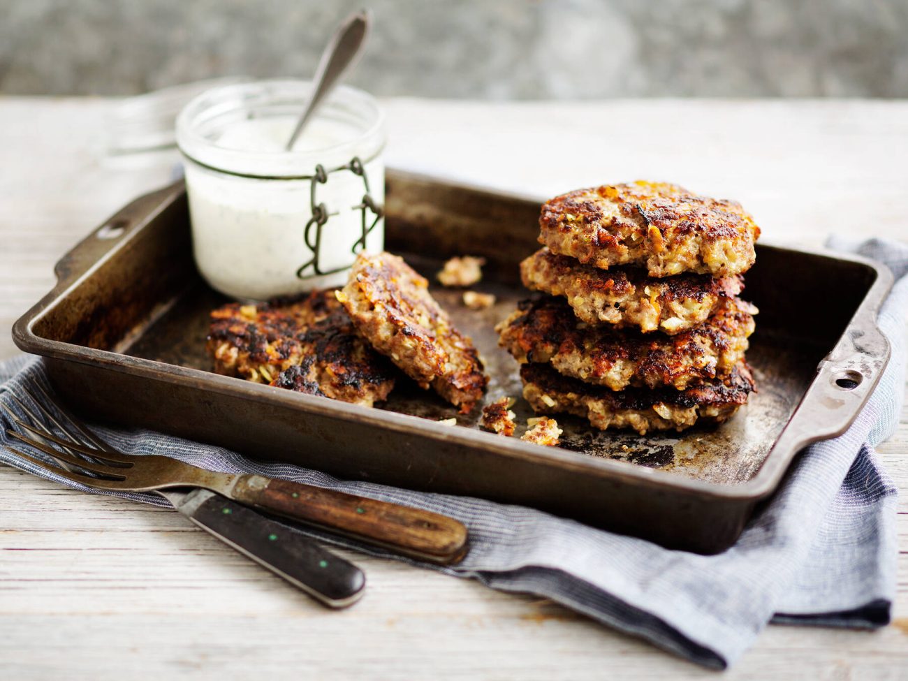 Juustoiset jauhelihapihvit ja yrttijogurtti