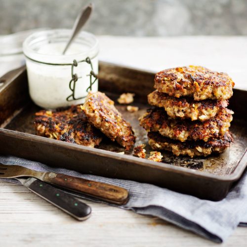 Juustoiset jauhelihapihvit ja yrttijogurtti