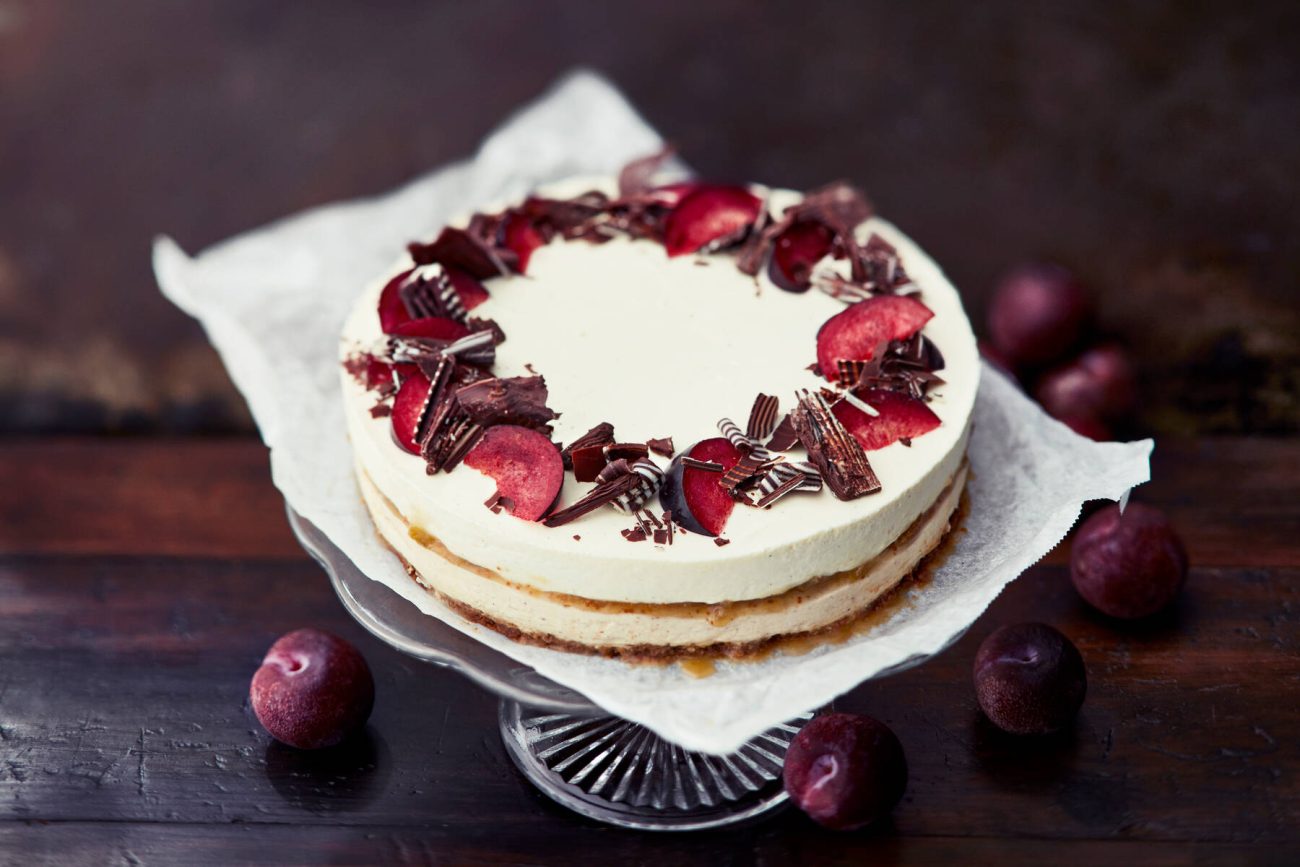 Luumuinen rahkakerroskakku