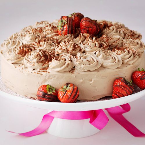 Suklaa-mansikkatäytekakku