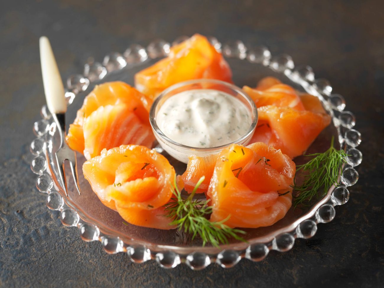 Konjakkisuolattu lohi ja sinappikastike