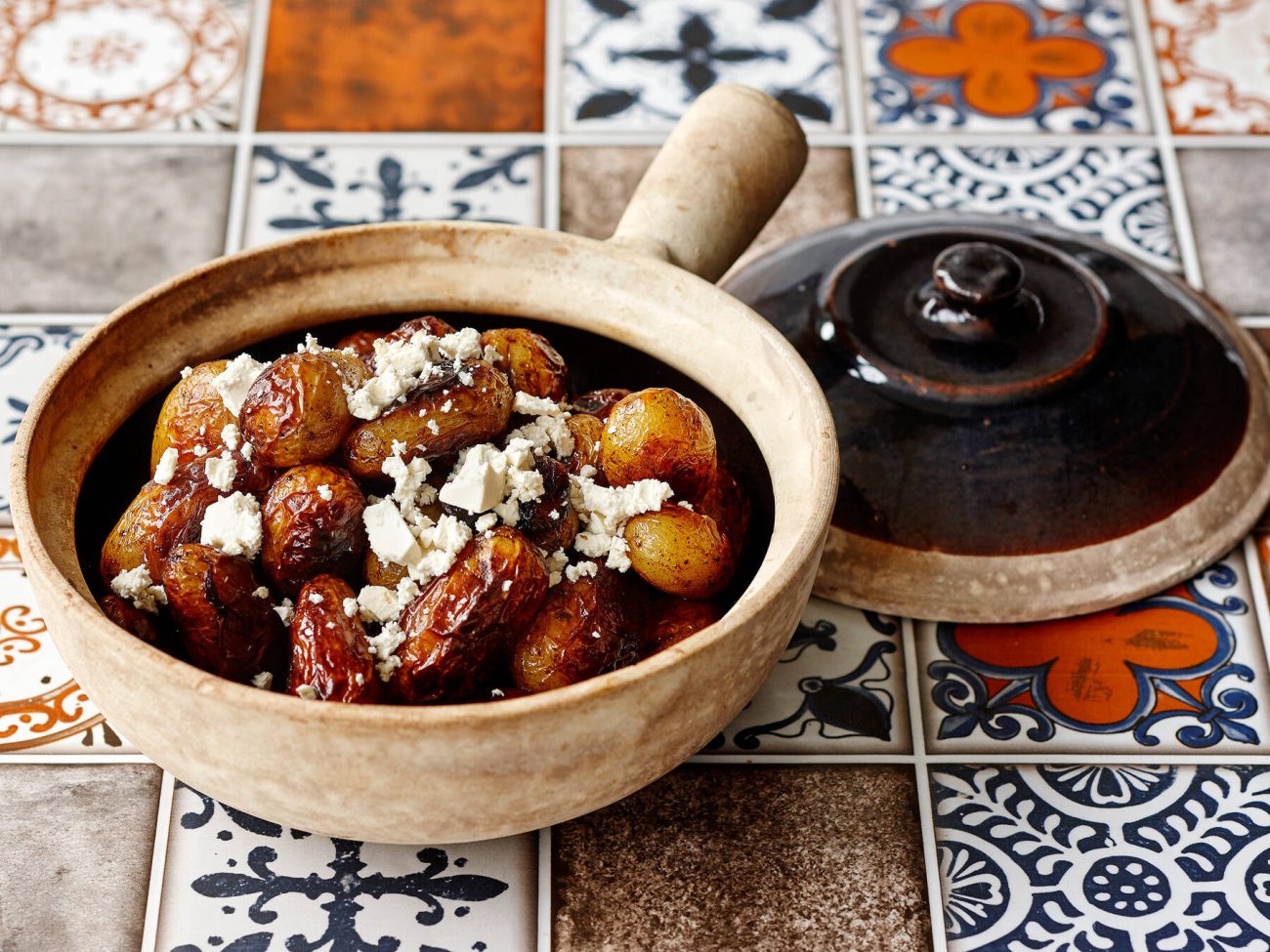 Rapeat valkosipuli-yrttiperunat