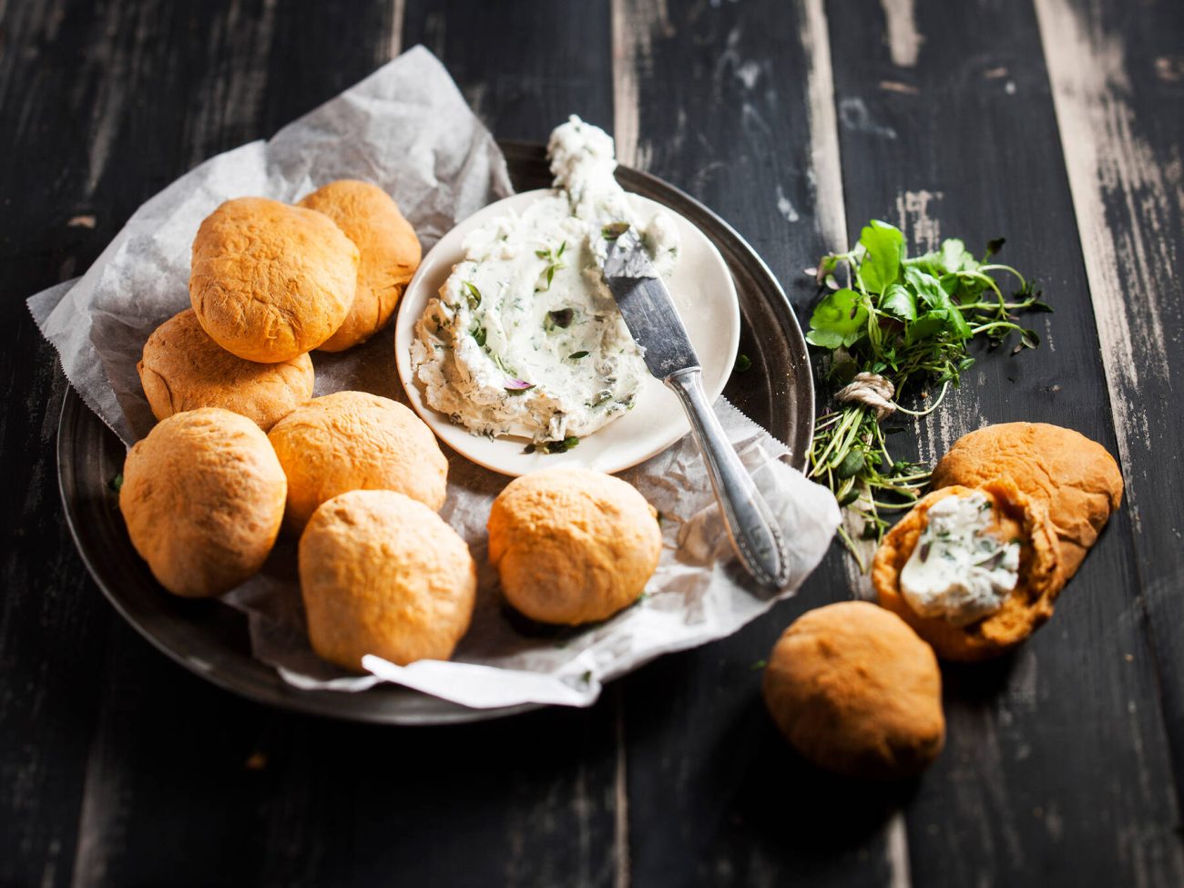 Paprikaiset pitaleivät & yrtti-labneh