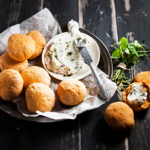 Paprikaiset pitaleivät & yrtti-labneh