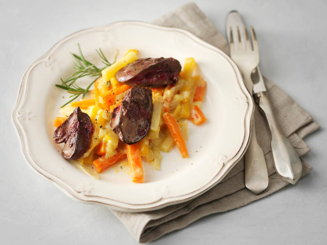 Broilerin maksaa juurespedillä