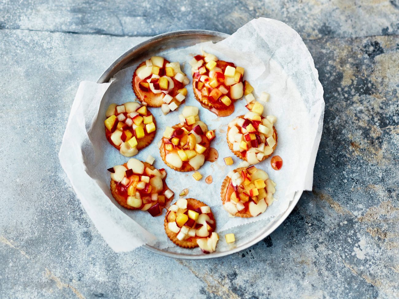 Kuumat hedelmä-juustokeksit