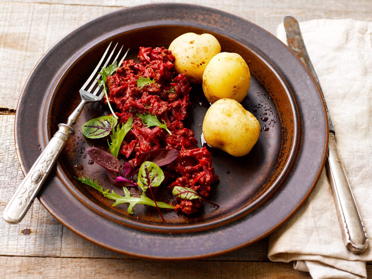 Punajuuri-jauhelihakastike