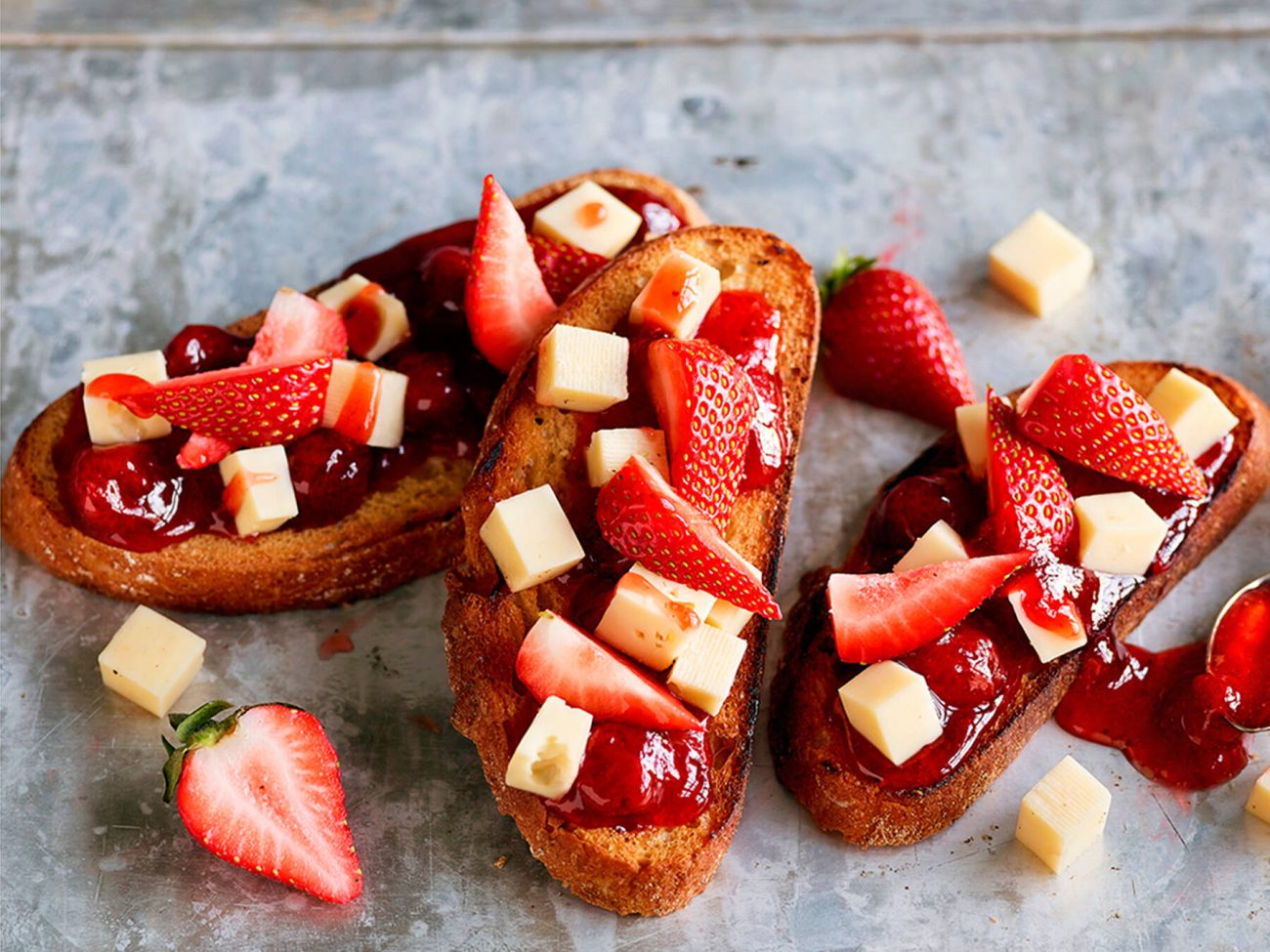 Mansikka-juustoleivät