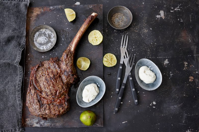 Tomahawk-pihvi ja limekastike