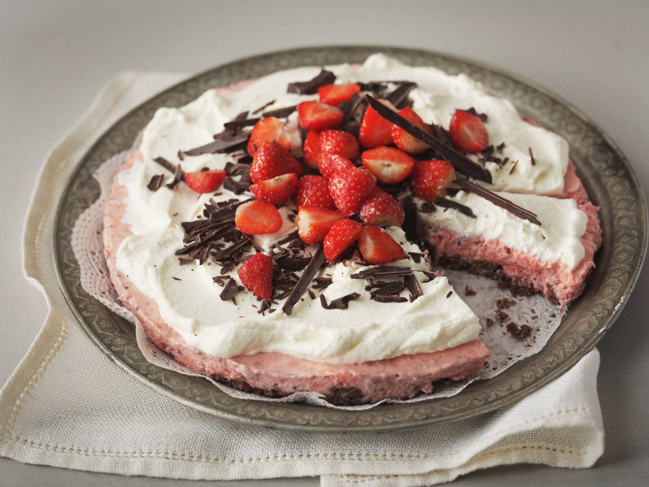 Minttu-mansikkakakku