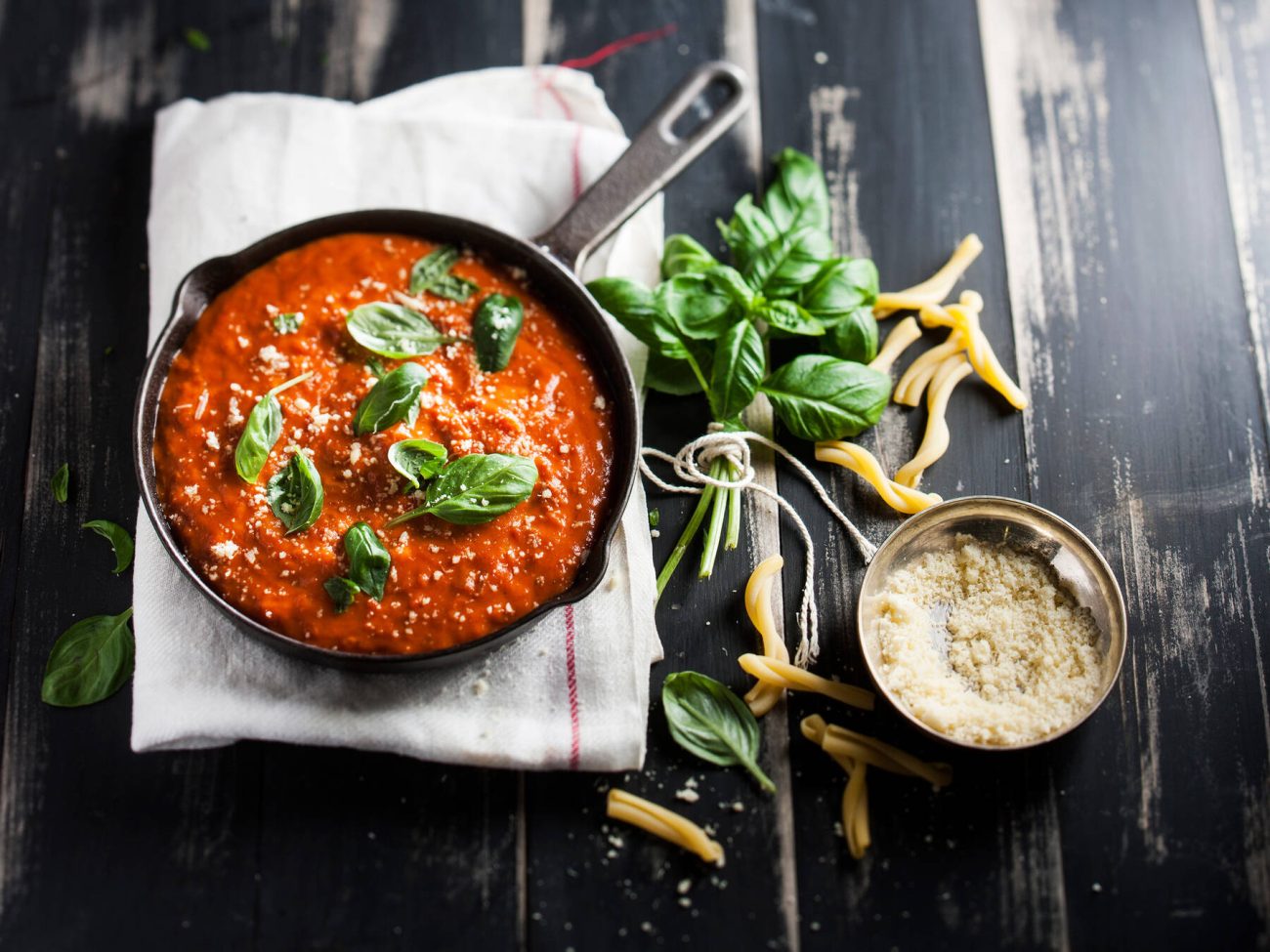 Helppo tomaattikastike pastalle