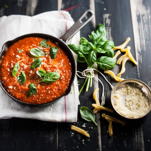 Helppo tomaattikastike pastalle