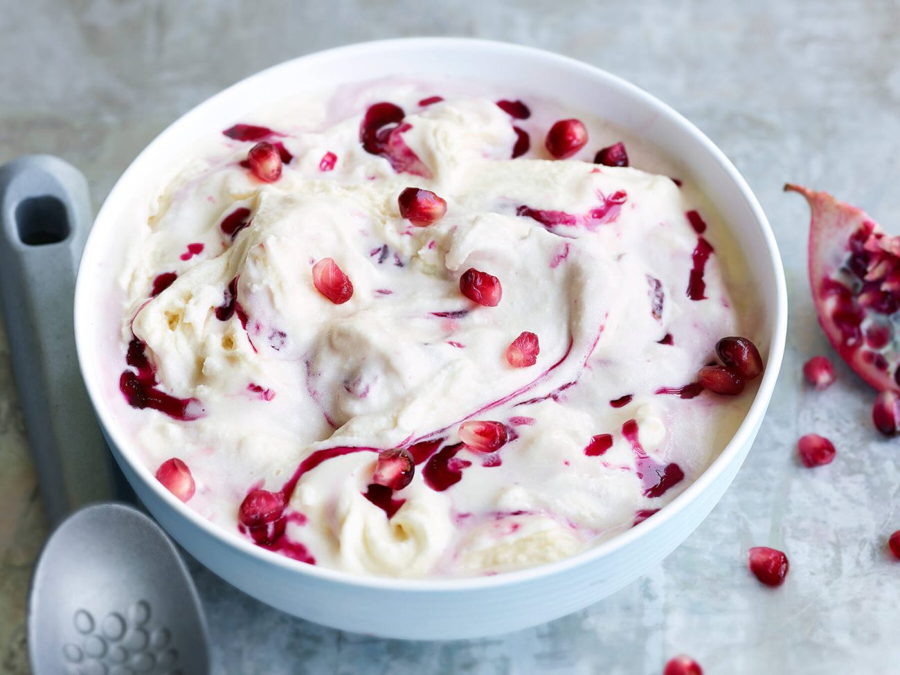 Granaattiomena-piimäjäätelö