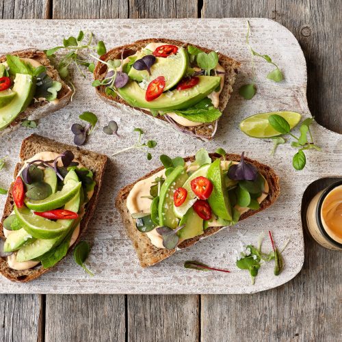 Avokado-salaattileipä