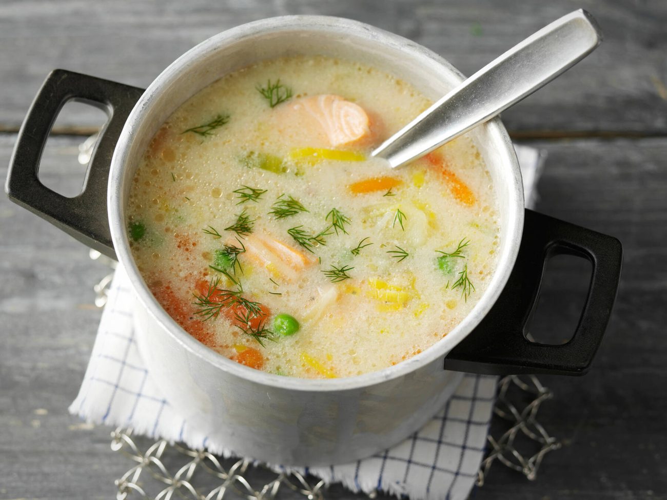 Kirjolohi-kesäkeitto