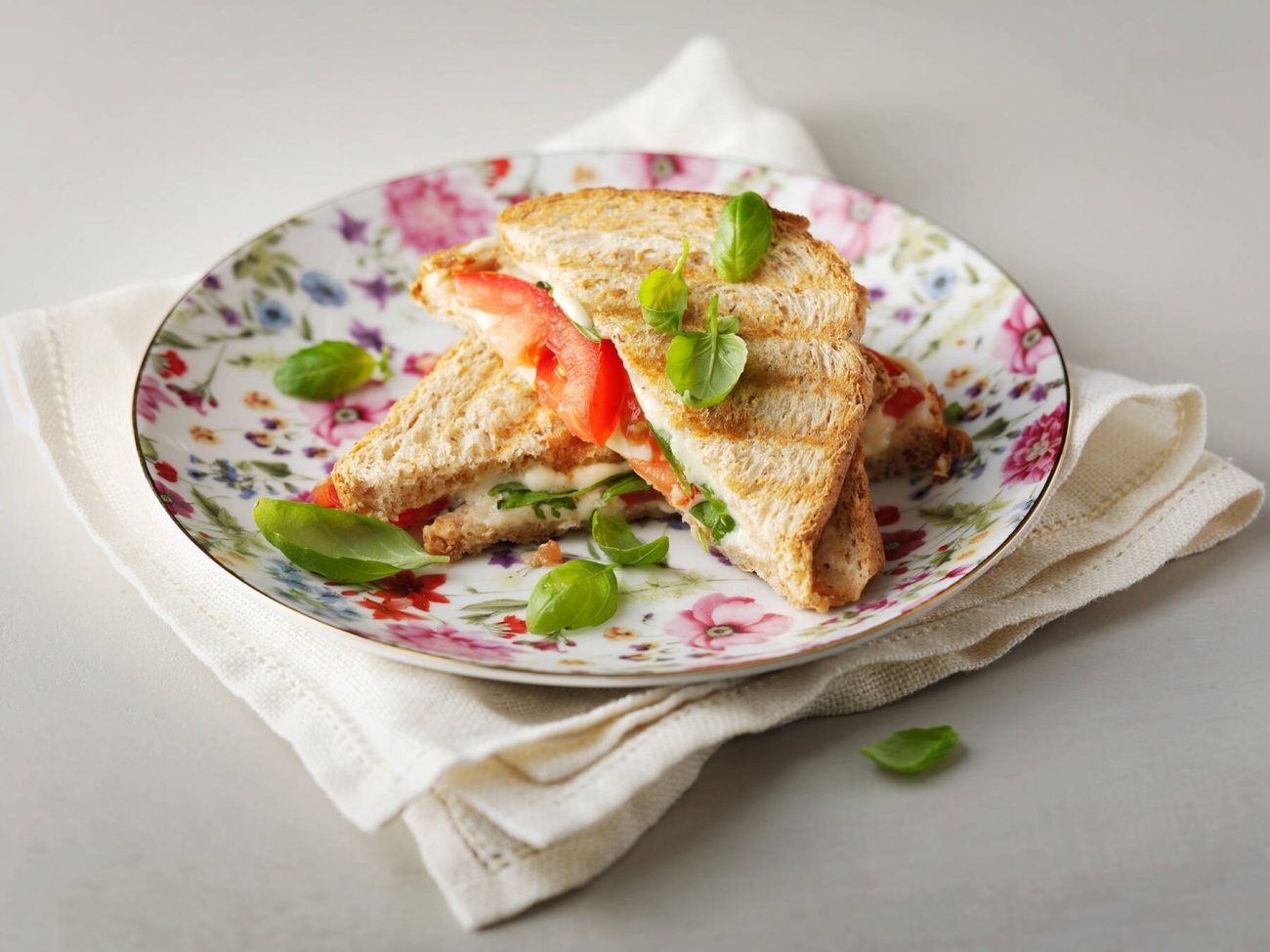 Tomaatti-basilikaleivät