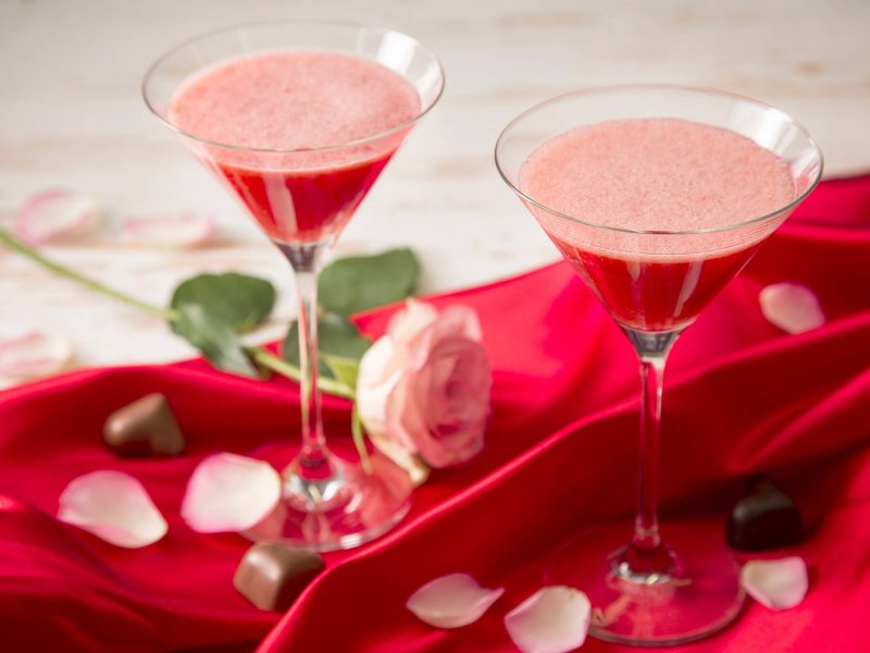 Kupliva mansikka-ruusucocktail