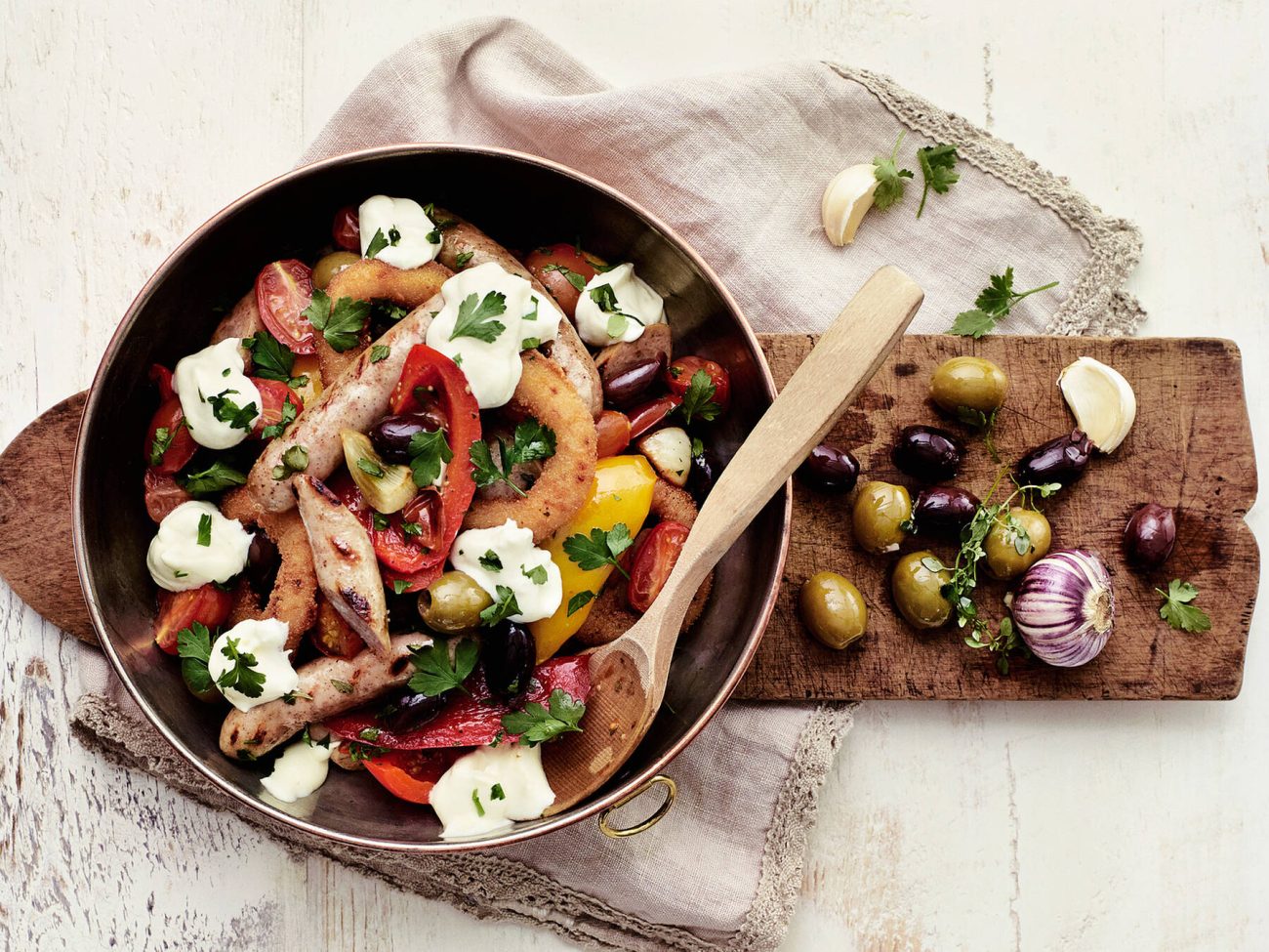 Lämmin bratwurstisalaatti