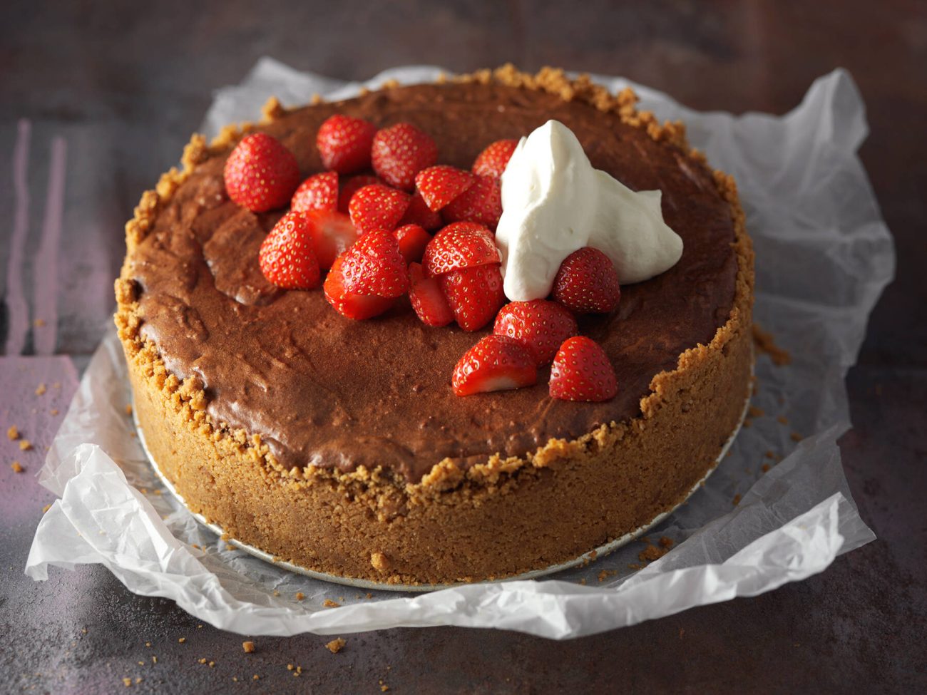 Mansikkainen suklaajuustokakku