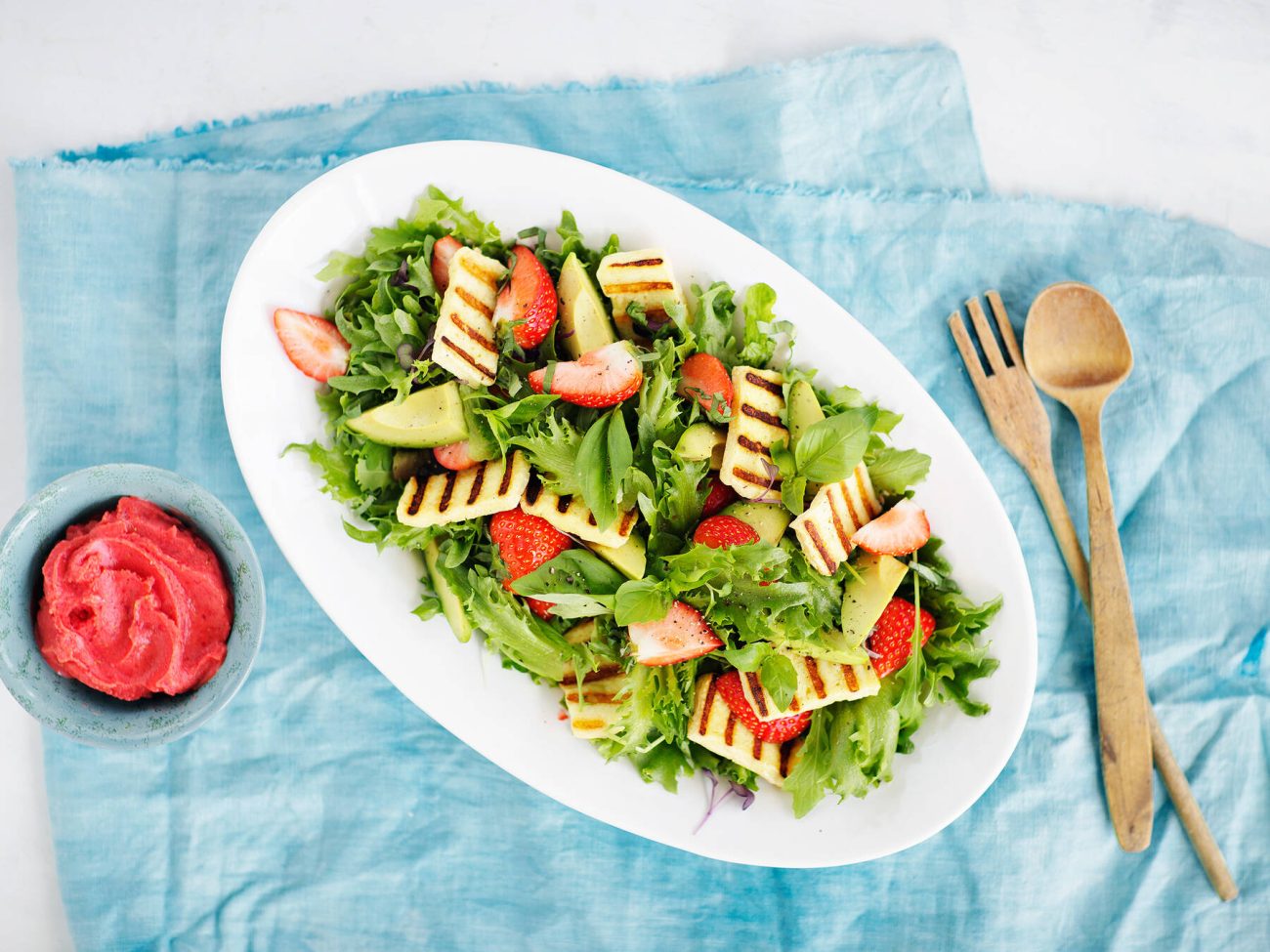 Grillijuusto-mansikkasalaatti & jäävinaigrette