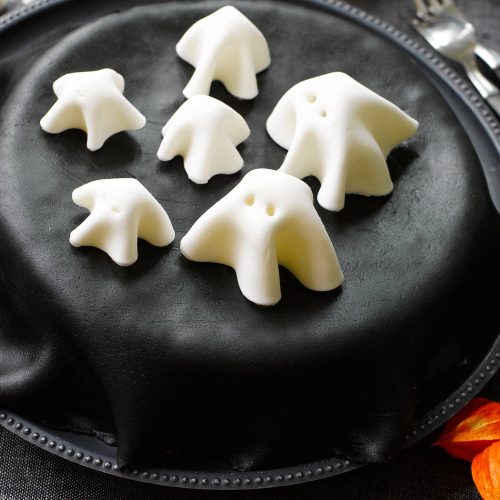 Salmiakki-lakritsitäytekakku