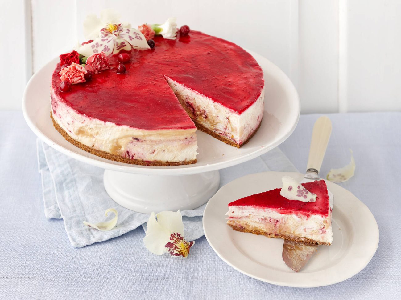 Marmoroitu karpalo-kinuskijuustokakku