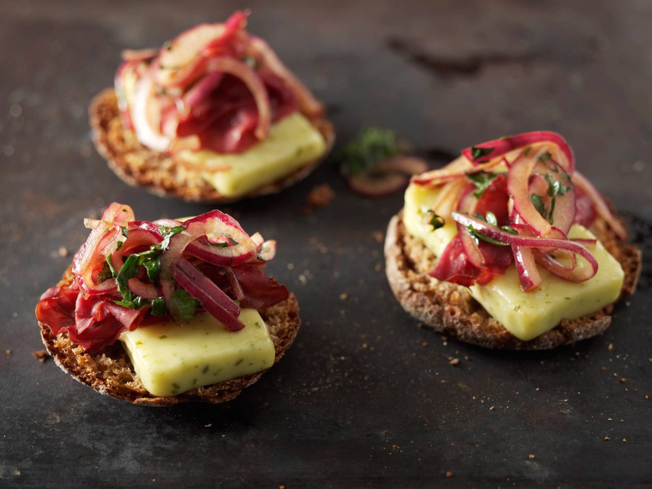 Juusto-porotapas ja balsamicosipulia