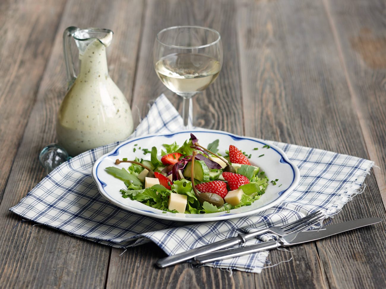 Mansikkainen juustosalaatti