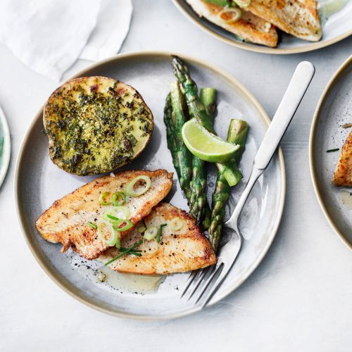 Paistetut ahvenfileet ja uuniperunapuolituiset