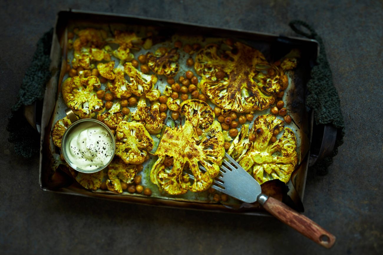 Uunissa paahdettua kukkakaalia ja kikherneitä