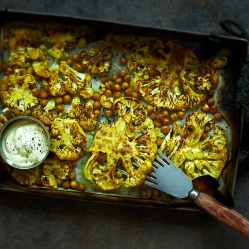 Uunissa paahdettua kukkakaalia ja kikherneitä