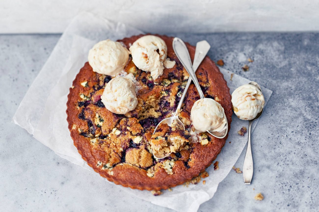 AURA mustaherukkapiirakka