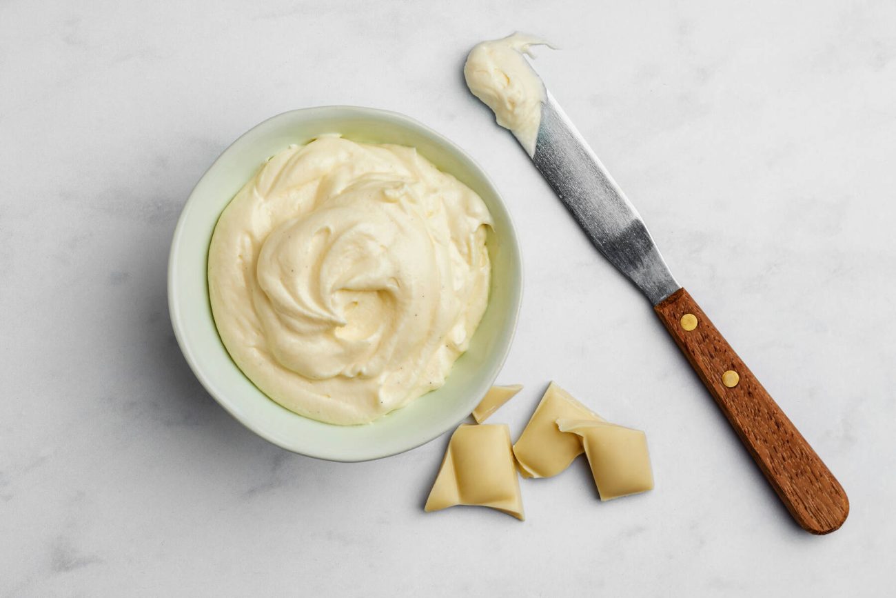 Valkosuklaatäyte täytekakkuun