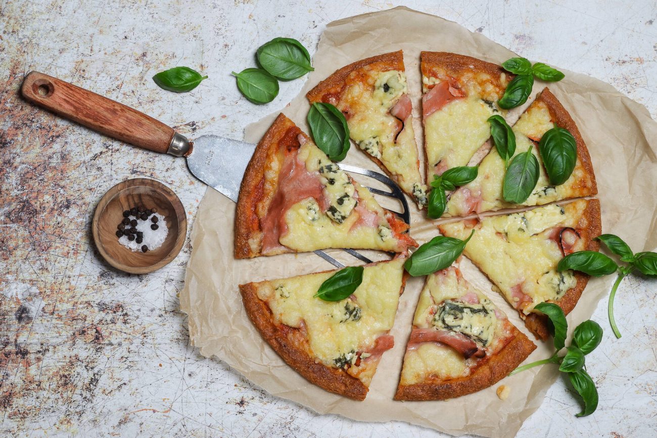 Ketopizza fat head -pohjalla