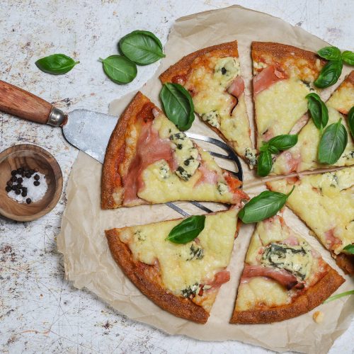 Ketopizza fat head -pohjalla