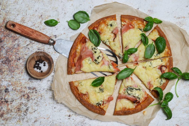 Ketopizza fat head -pohjalla