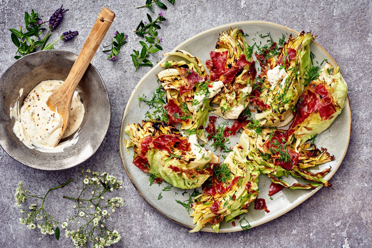 Grillattu varhaiskaali ja sinappismetana