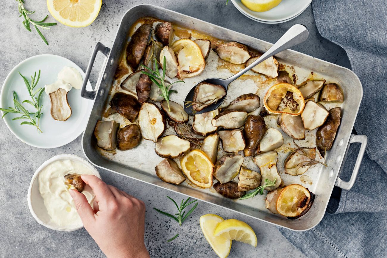 Paahdettu maa-artisokka ja dippi