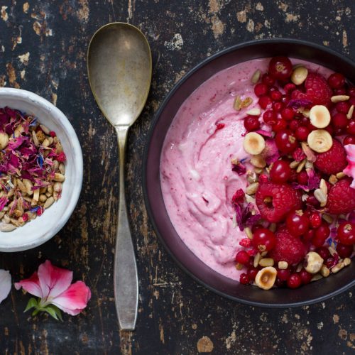 Punainen smoothiekulho