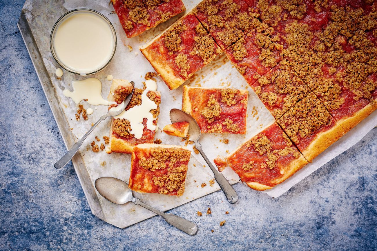 Raparperipiirakka pellillinen